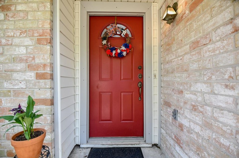 5815 Pinewood Springs Dr, Houston TX  77066-2724 exterior