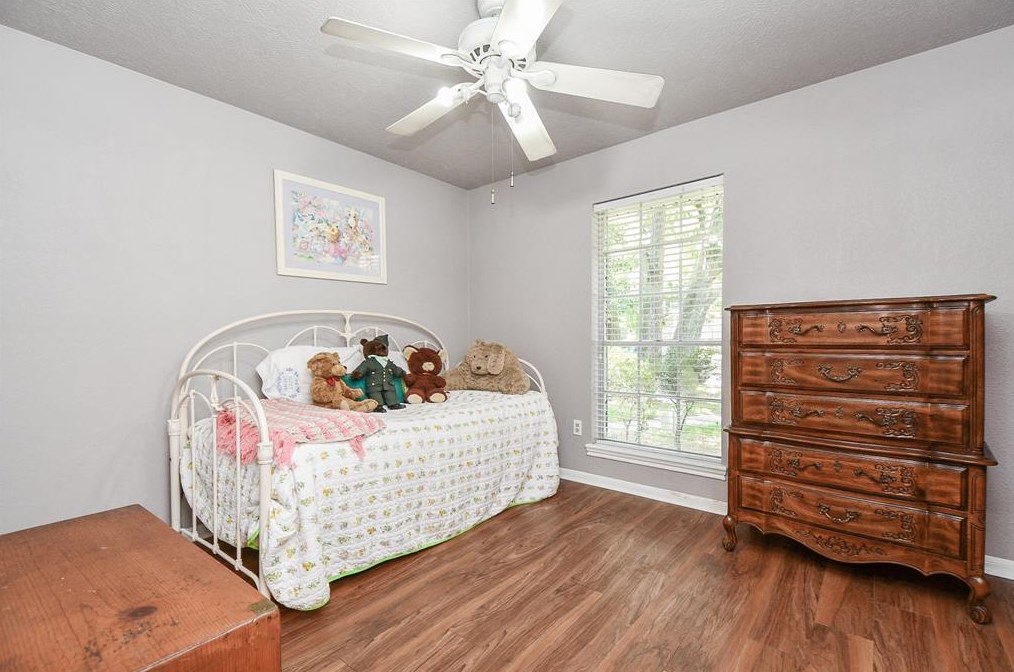 5815 Pinewood Spg Dr, Houston TX  77066-2809 exterior