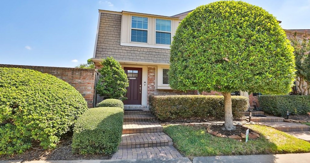 1441 Fountain View Dr, Houston, TX 77057-2400