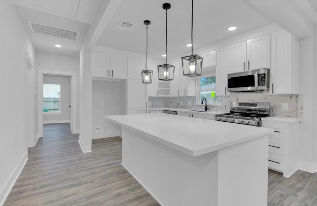 1112 Panama St, Houston, TX 77009-6951