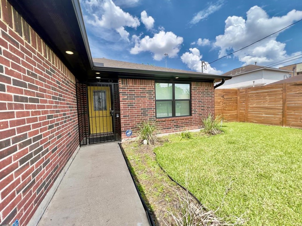 3135 Webster St, Houston, TX 77004-1906