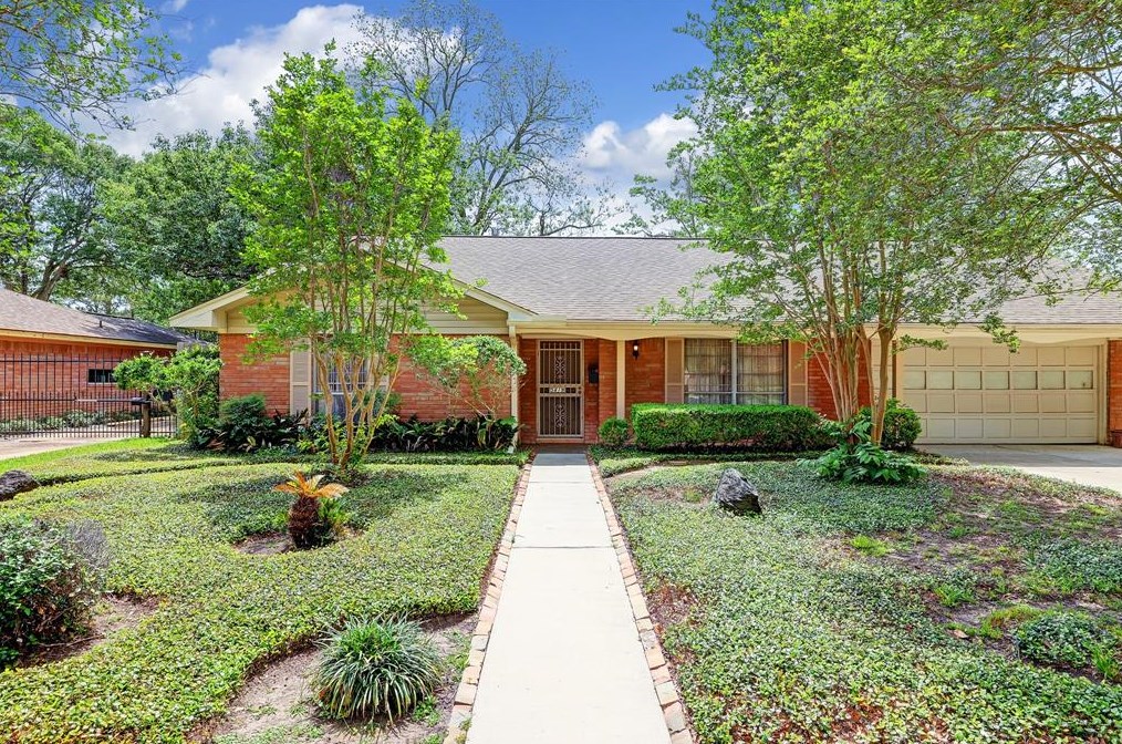 5819 Arboles Dr, Houston, TX 77035-2403