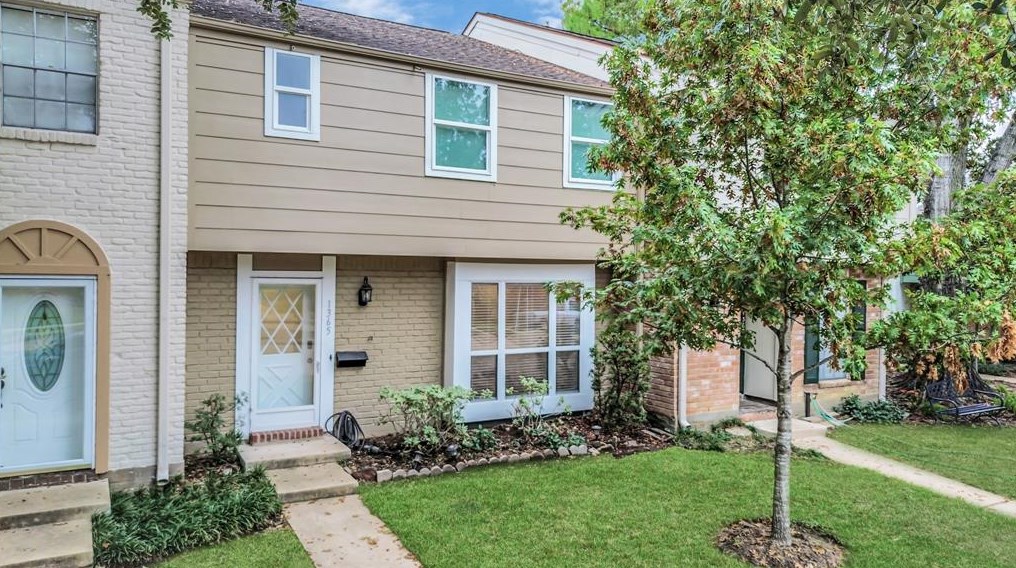1365 Country Place Dr, Houston, TX 77079