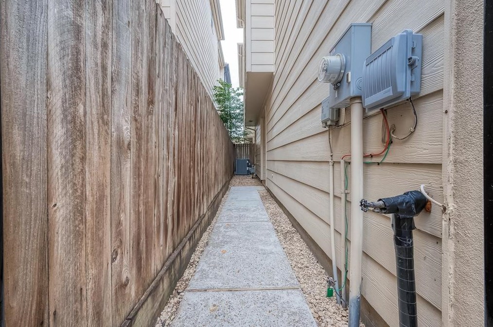 1507 Roy, Houston TX  77007-5249 exterior