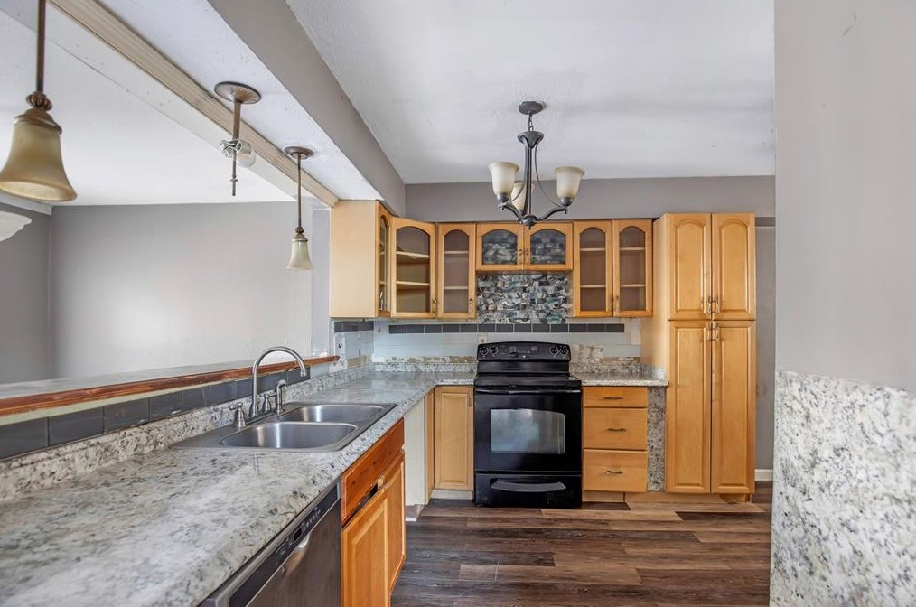 7365 Antoine Dr, Houston TX  77066-4444 exterior