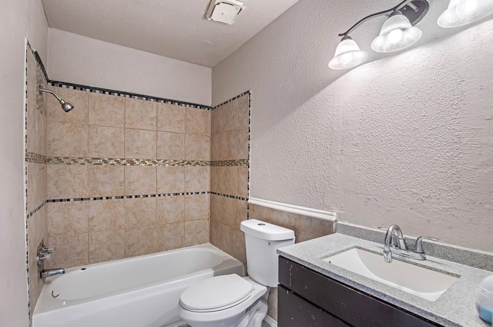 7365 Antoine Dr, Houston TX  77066-4444 exterior