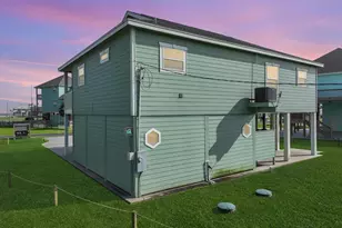 3229 Castle Dr, Crystal Beach, TX 77650 - Photo 4