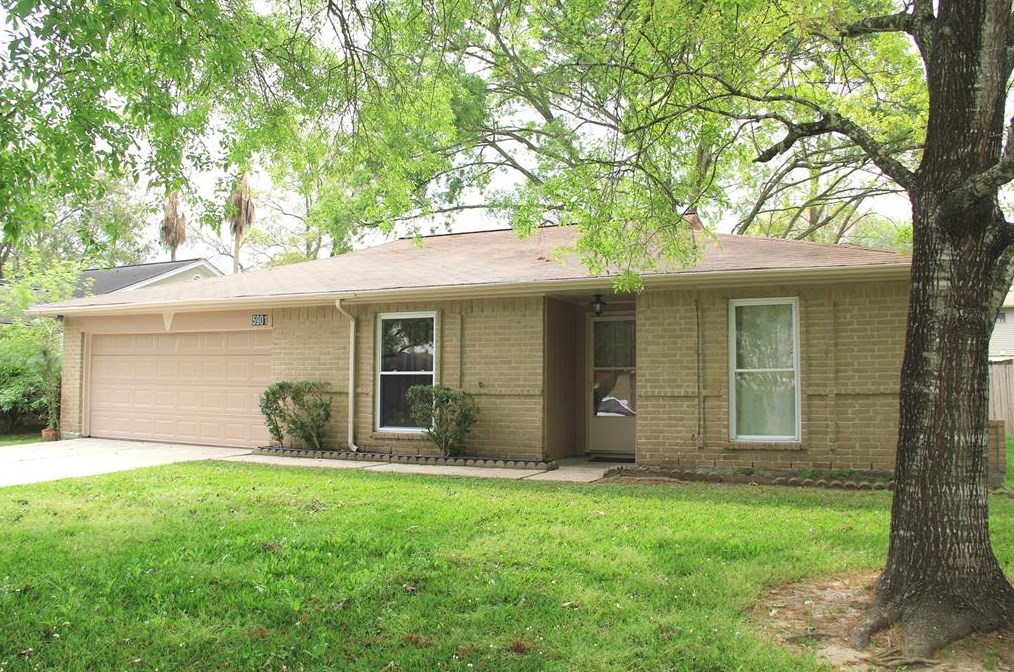 5901 Country Pl, League City, TX 77573