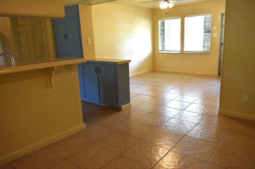 207 Inwood Ln, Highlands, TX 77562