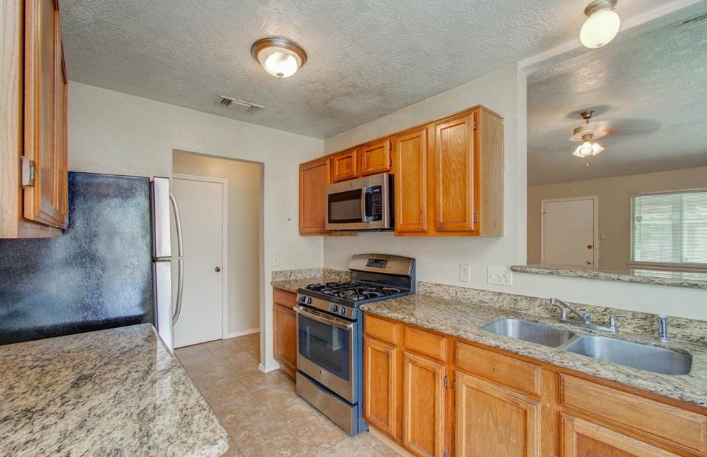 3431 Gdn Grv Dr, Houston TX  77066-5535 exterior