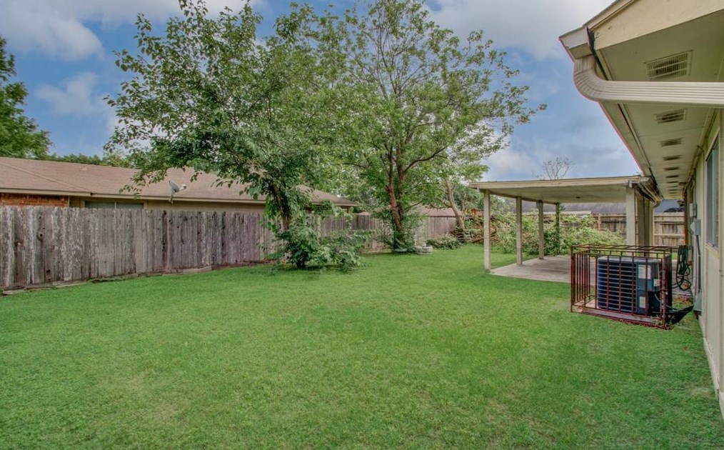 3431 Gdn Grv Dr, Houston TX  77066-5535 exterior