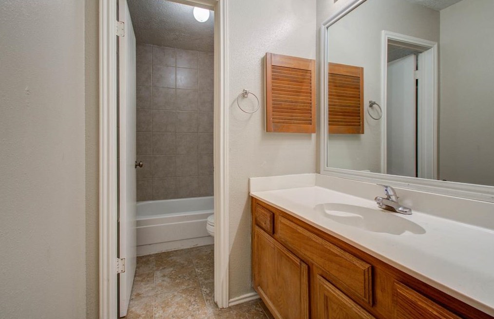 3431 Gdn Grv Dr, Houston TX  77066-5535 exterior