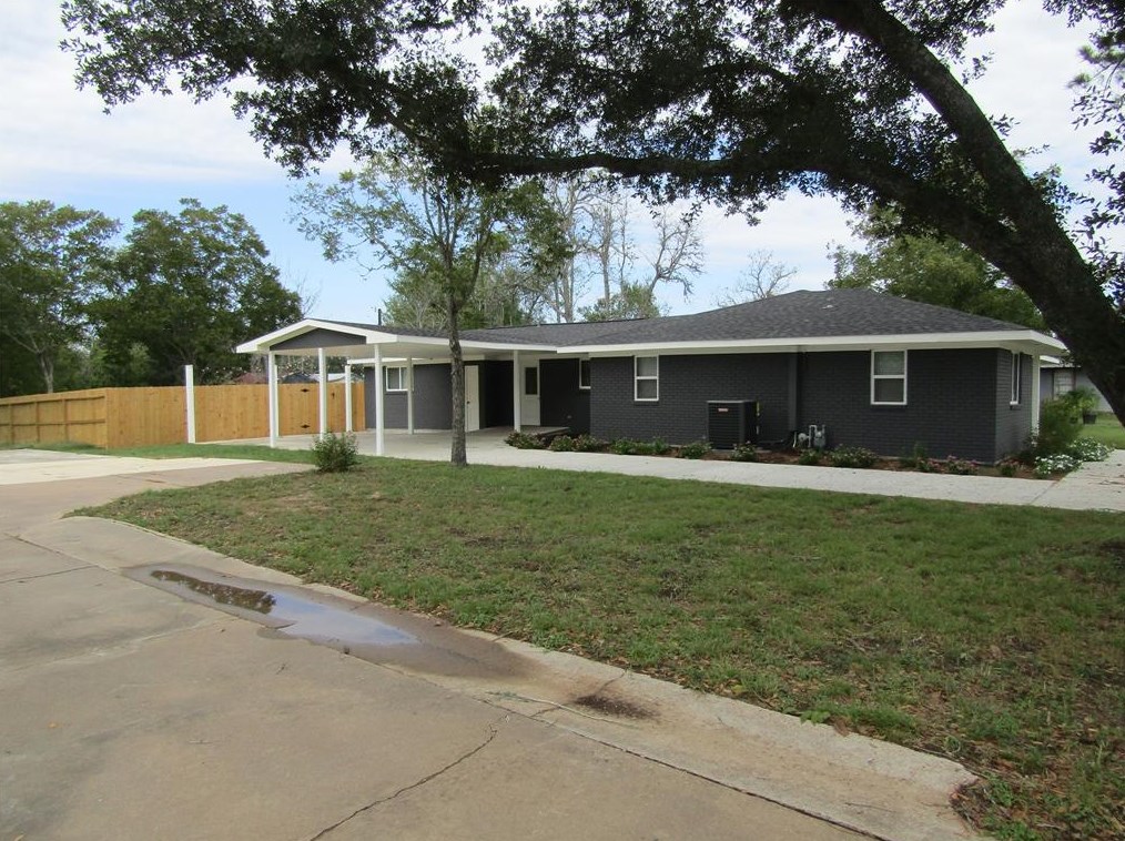 2115 10th St, Hempstead, TX 77445