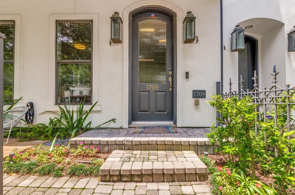 1709 Ashland St, Houston TX  77008-3929 exterior