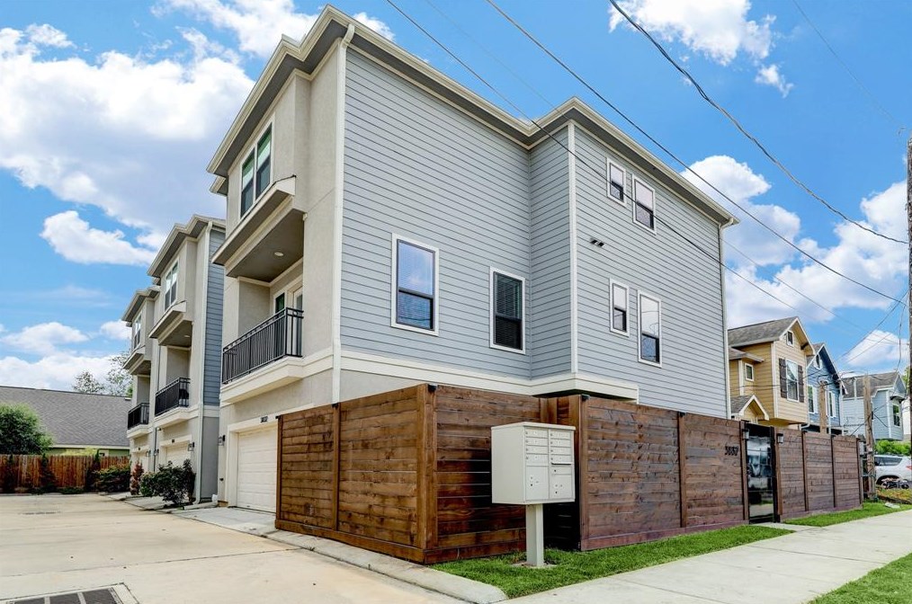 3832 Brinkman St, Houston, TX 77018-6311