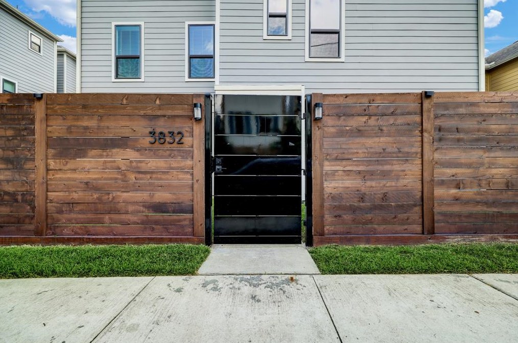 3832 Brinkman St, Houston TX  77018-6311 exterior
