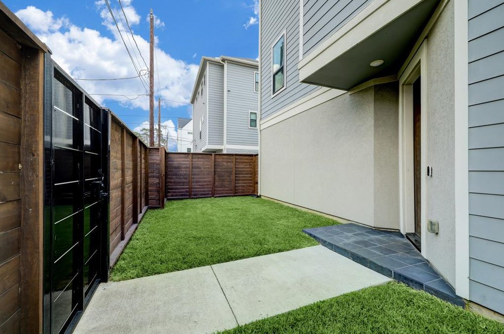 3832 Brinkman St, Houston TX  77018-2100 exterior