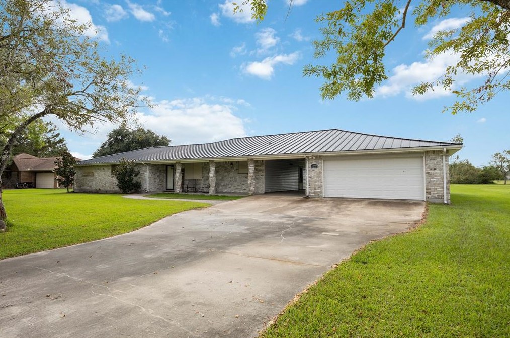 13503 Bob White Dr, Santa Fe, TX 77510
