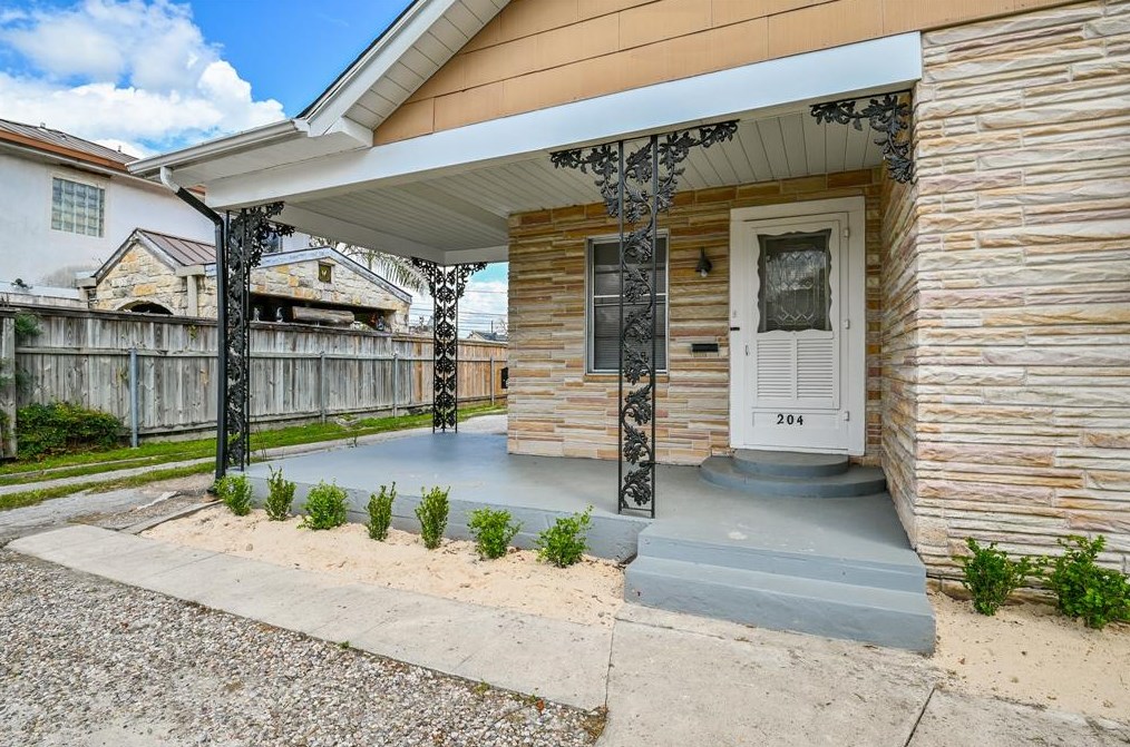 204 Walton St, Houston, TX 77009