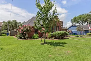 37 N Erik Dr, Angleton, TX 77515 - Photo 2