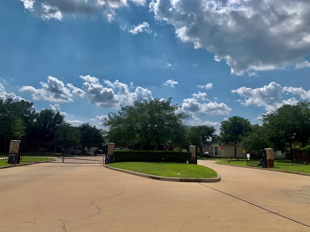 10622 Lyndon Meadows Dr, Houston, TX 77095