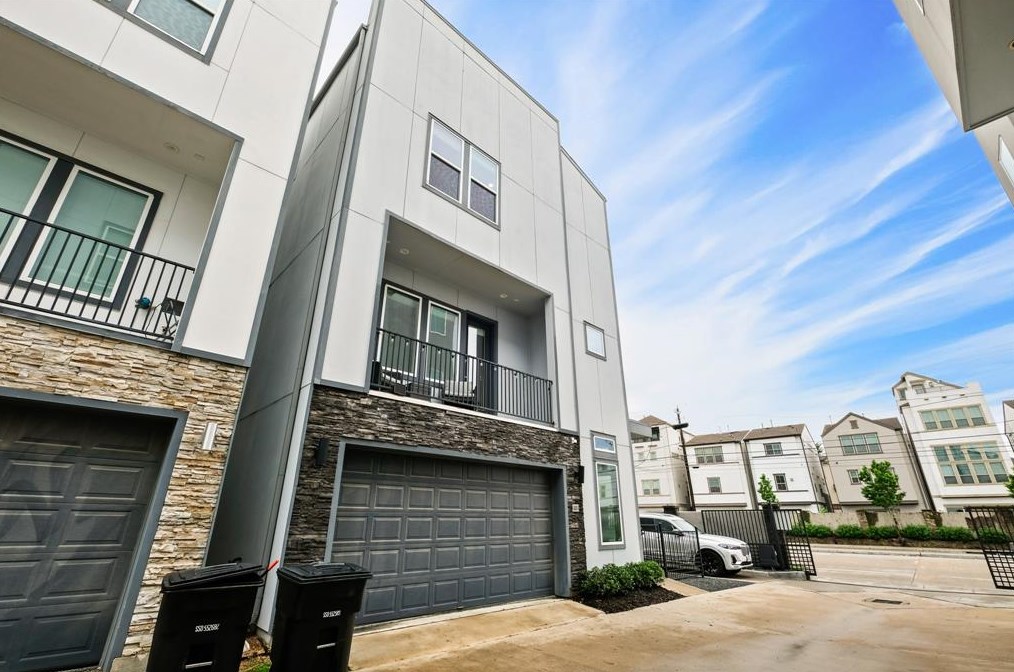 8411 Hempstead Rd, Houston TX  77008-6133 exterior