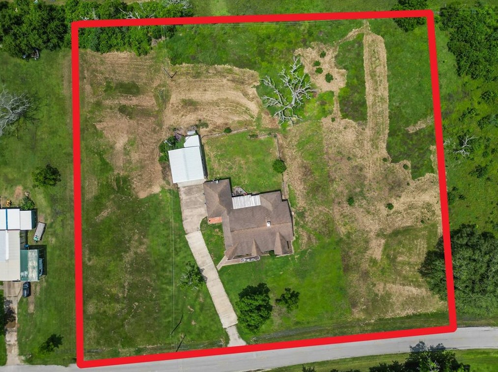 124 Country Rd, Angleton, TX 77515-9457