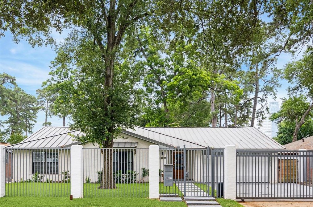 10027 Cedardale, Houston TX  77055-6026 exterior