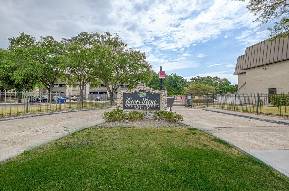 3045 Walnut Bend Ln, Houston, TX 77042-6023