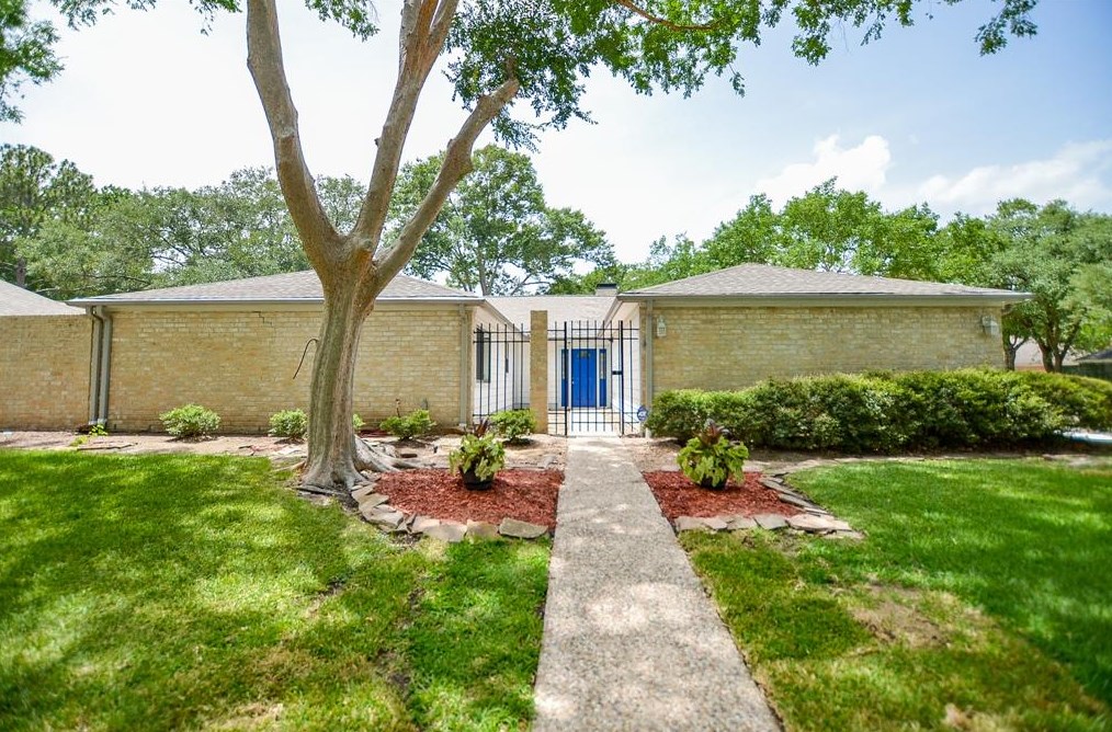 1702 Cherry Bend Dr, Houston, TX 77077-4919