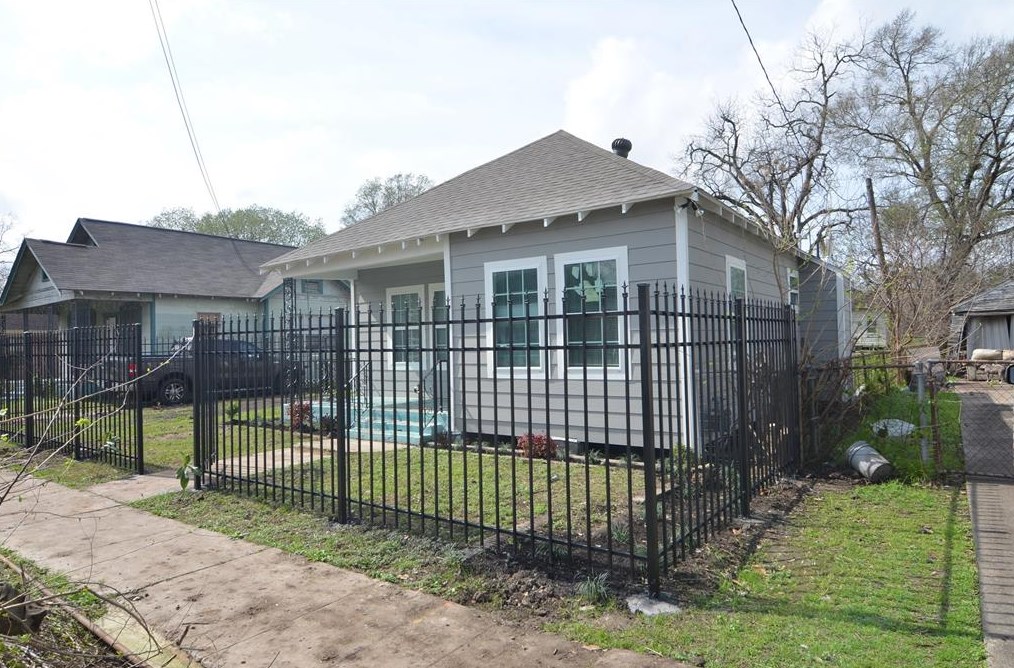 2211 Davis St, Houston, TX 77026