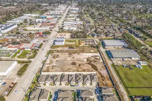 3913 Pinemont Dr, Houston, TX 77018 - Photo 1