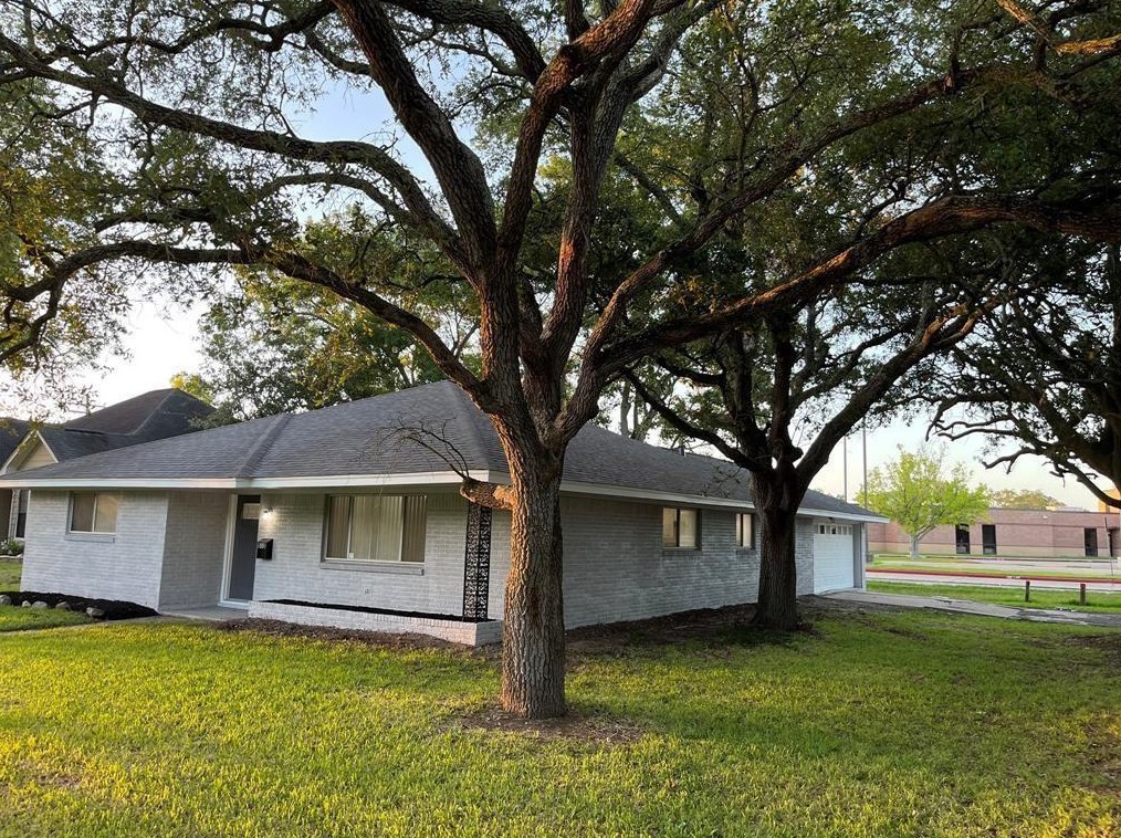 1881 Aspen Ln, Taylor Lake Village, TX 77586