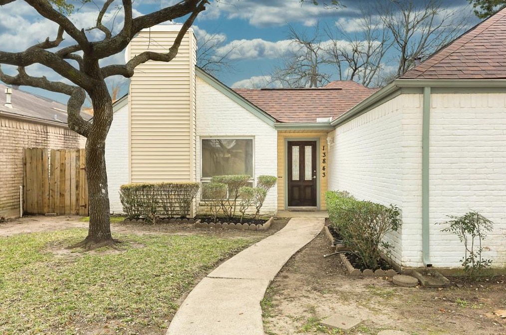 13843 Walnut Hollow Ln, Houston, TX 77082-3315