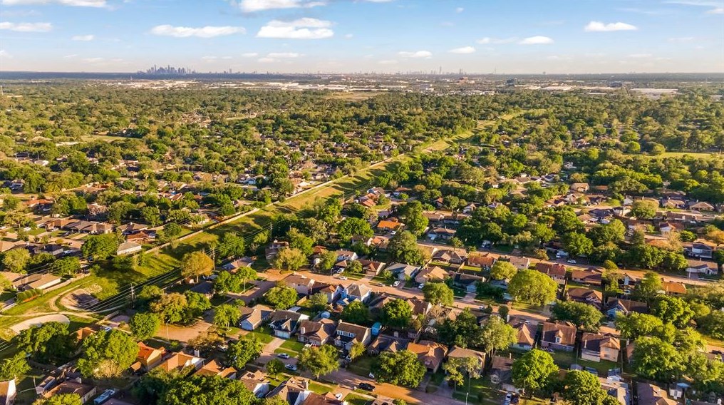 8019 Log Holw Dr, Houston TX  77040-1808 exterior