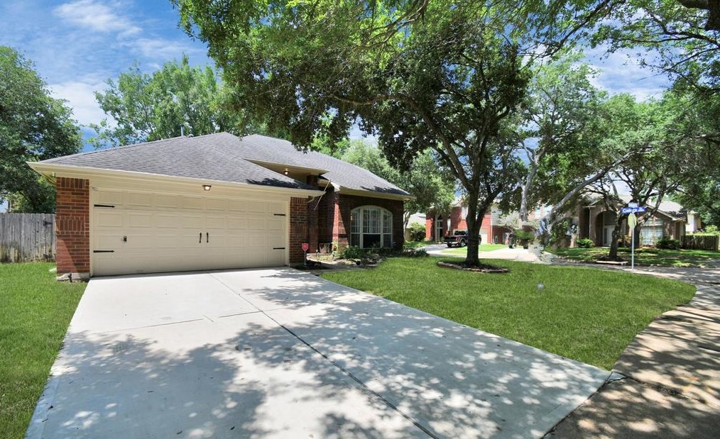 126 Selkirk Dr, Sugar Land, TX 77479