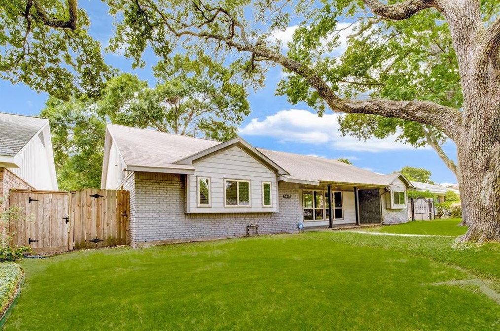 5447 Grape St, Houston TX  77096-1243 exterior