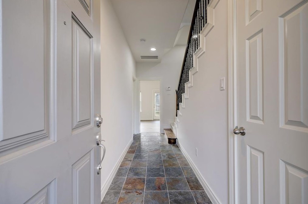 9128 Harbor Hills Dr, Houston, TX 77054