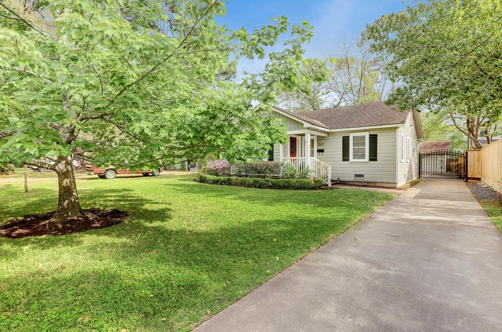 1027 Gardenia Dr, Houston, TX 77018-4312