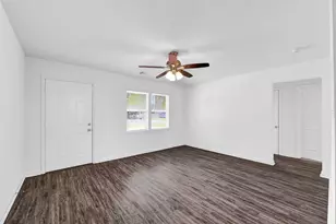 304 E Foley St, Alvin, TX 77511 - Photo 4