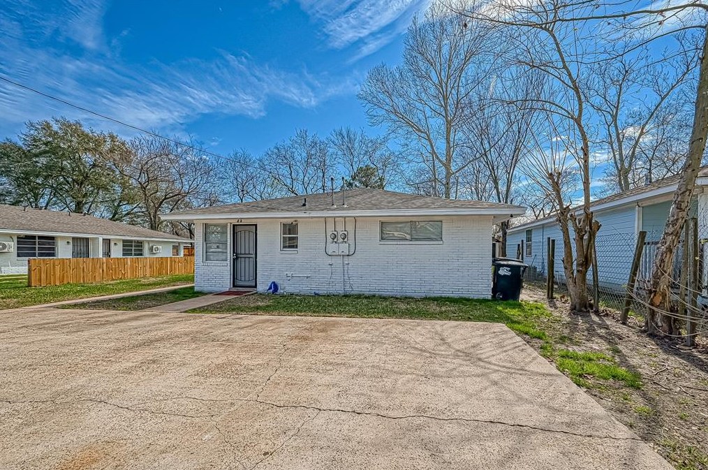 7818 Oak Knoll Ln #b, Houston, TX 77028