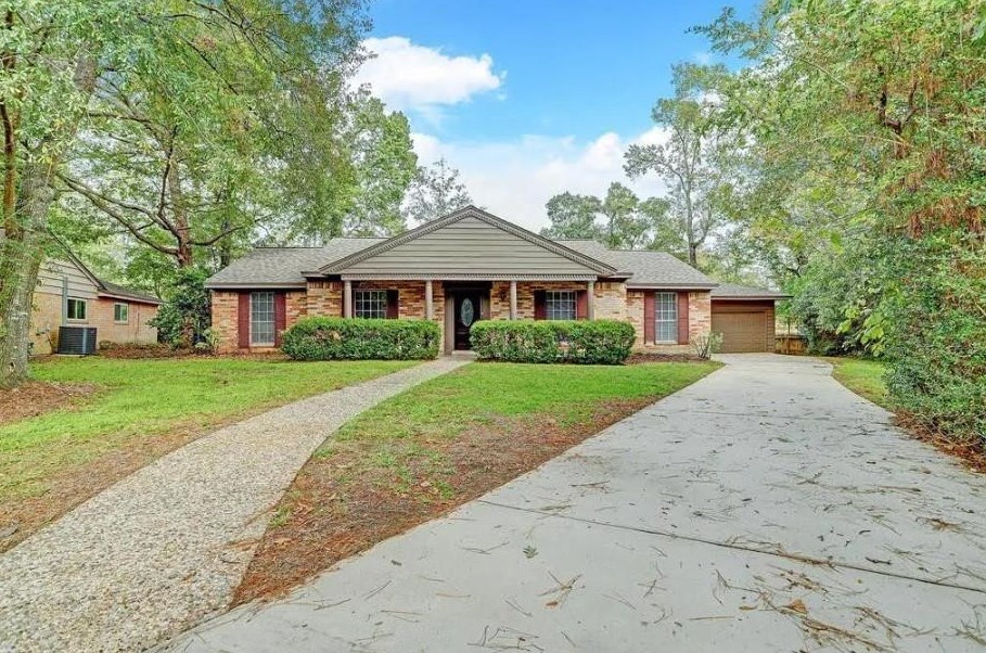 555 Hermitage Ct, Conroe, TX 77302