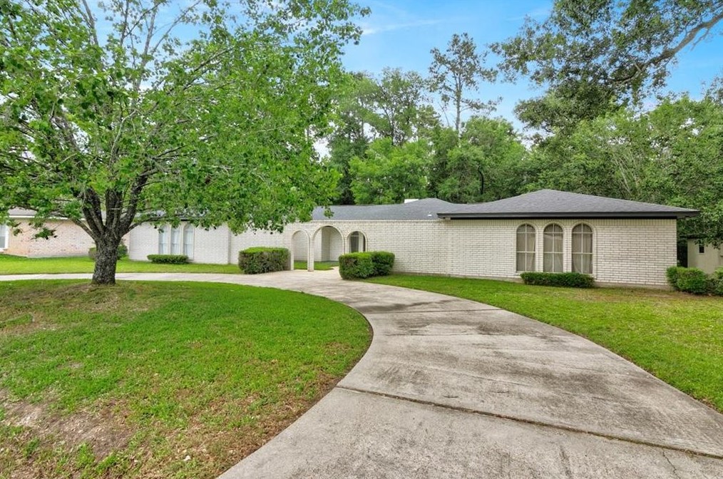 16 Harding Cir, Orange, TX 77630-1961