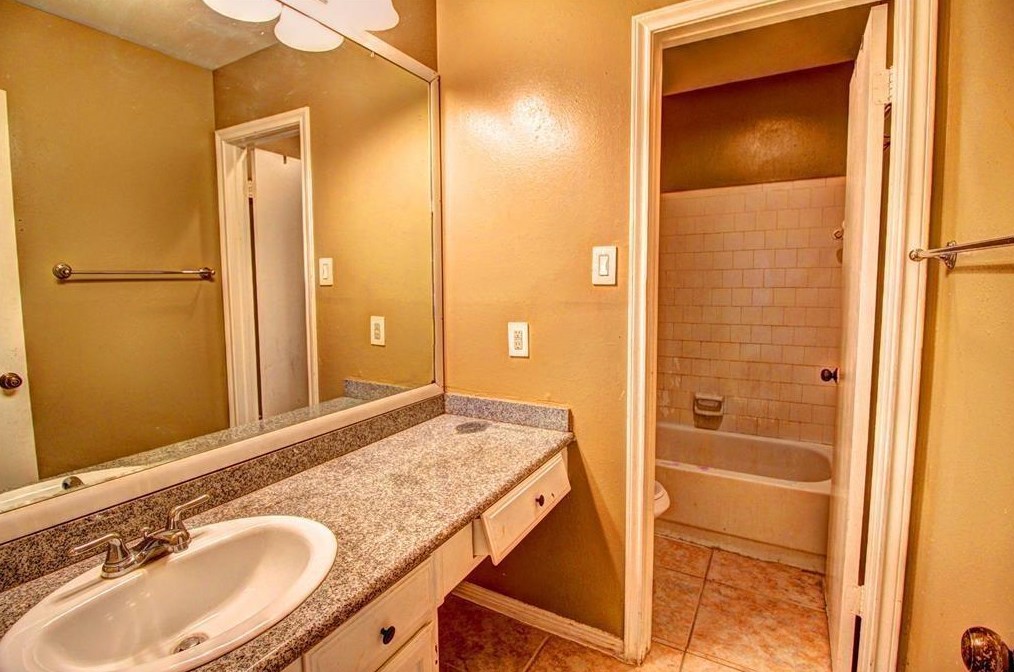 11818 Plumpoint Dr, Houston TX  77099-3137 exterior