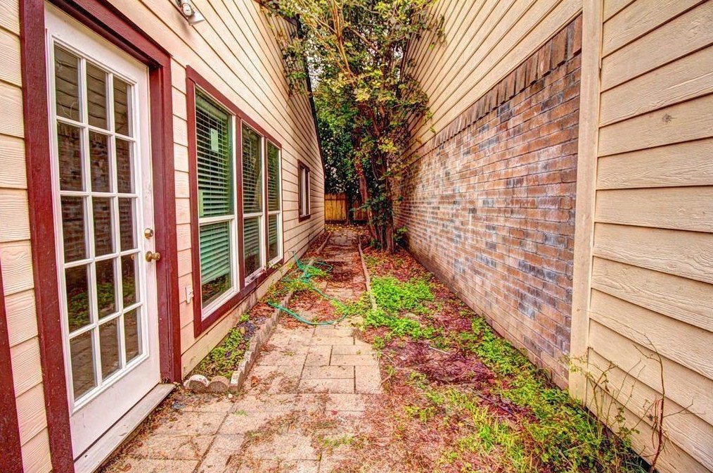 11818 Plumpoint Dr, Houston TX  77099-3137 exterior