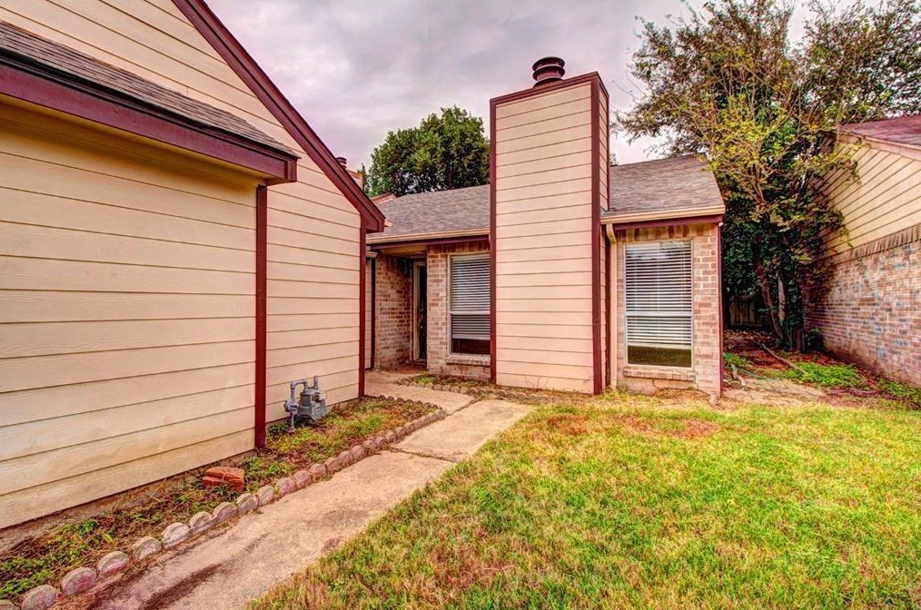 11818 Plumpoint Dr, Houston TX  77099-3137 exterior