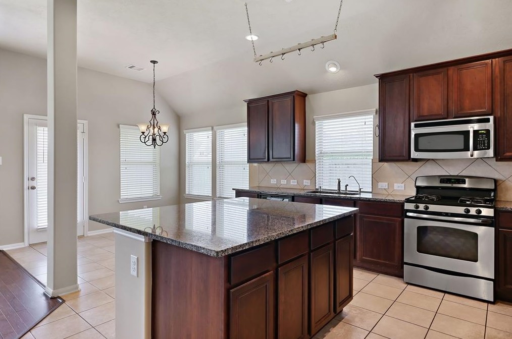 2524 Golfcrest Dr, Houston TX  77089-7021 exterior