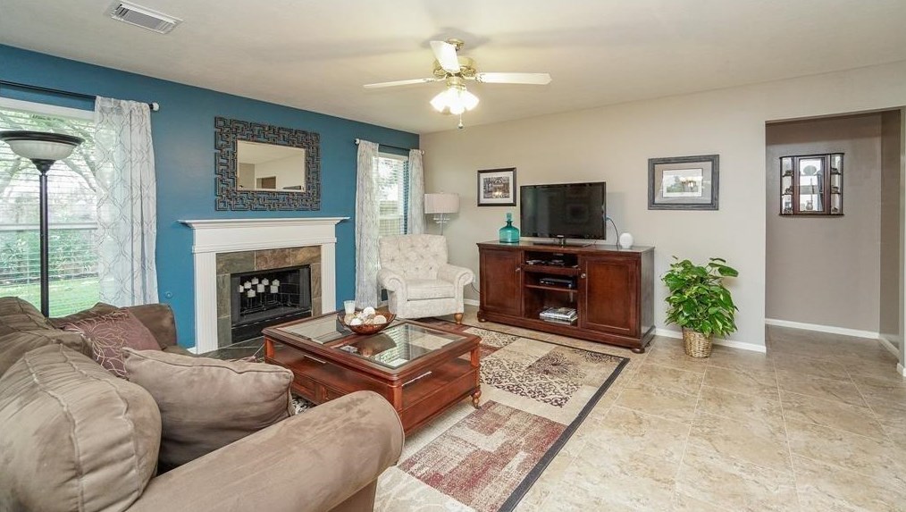 210 Rolling Plains Dr, Sugar Land TX  77479-5119 exterior