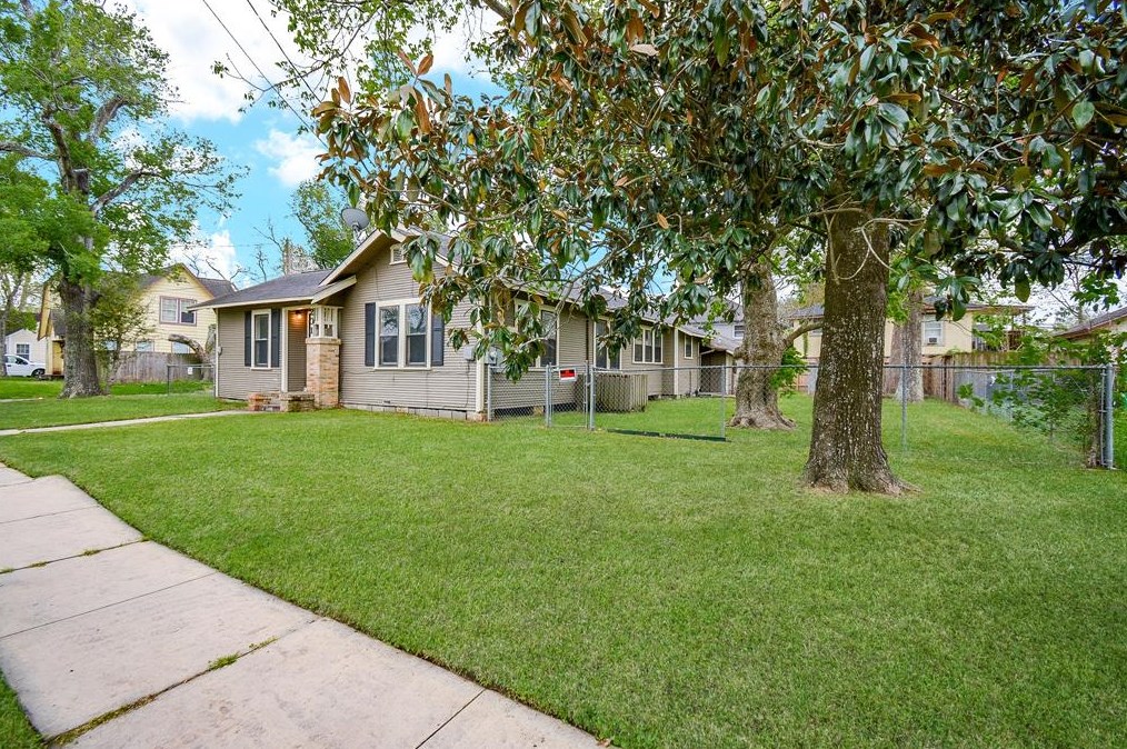 201 Adoue St, Baytown TX  77520-4942 exterior