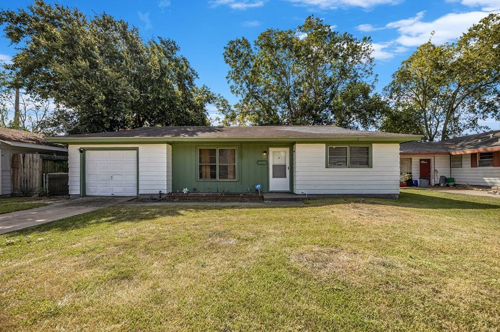 305 Elaine St, La Marque, TX 77568